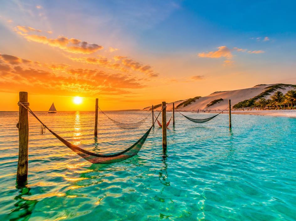 Redes no mar cristalino de Jericoacoara ao pôr do sol